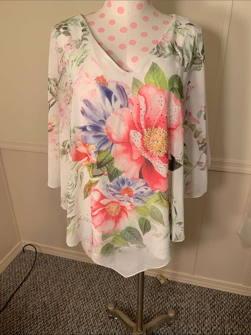 Roz&Ali V-Neck Chiffon Floral top Size 2X Like NEW Butterfly sleeves W/Chrystals
